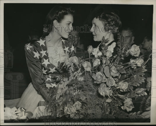 1940 Press Photo NEW YORK FLOWERS FOR THE CANDIDATE'S WIFE NYC - Historic Images