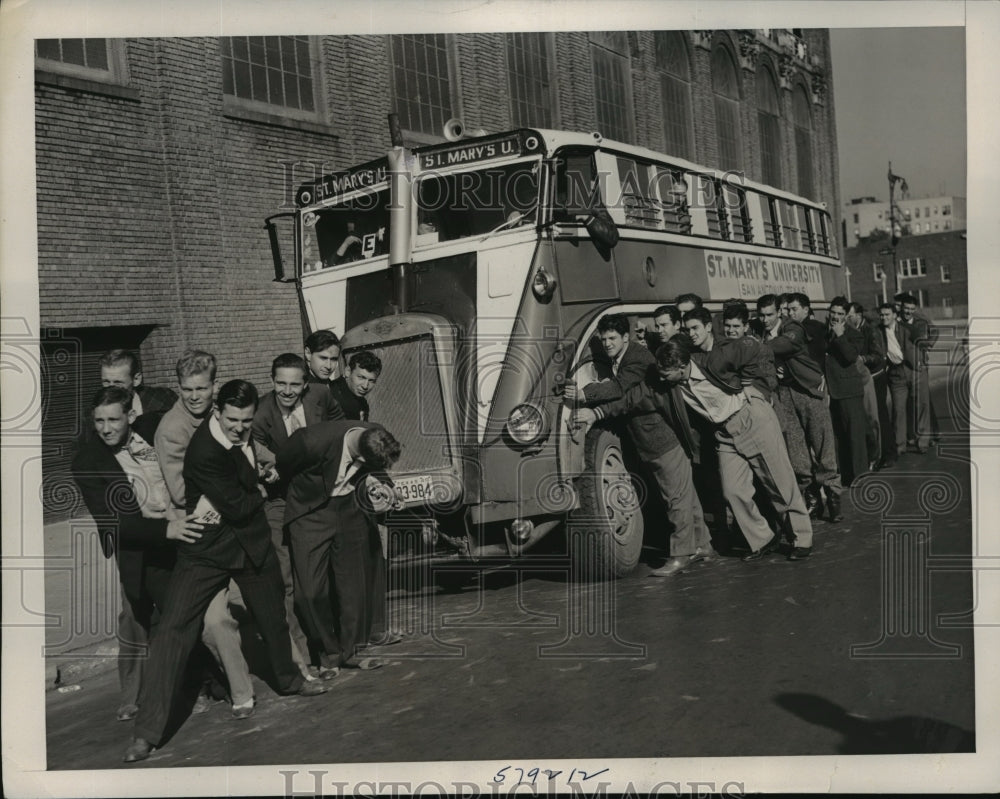 1940 Press Photo New York St Mary&#39;s football team push their bus in NYC - Historic Images