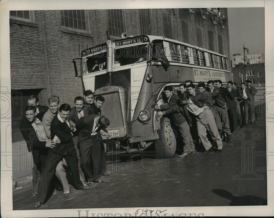 1940 Press Photo New York St Mary's football team push their bus in NYC - Historic Images