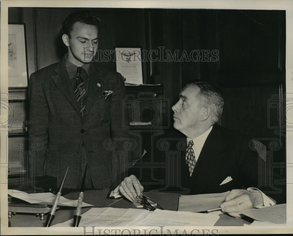 1940 Press Photo New York Alfred Palm, Col AV McDermott of local draft board NYC-Historic Images