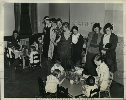 1934 Press Photo New York College Girls Inspect Bethlehem Day Nursery NYC - Historic Images