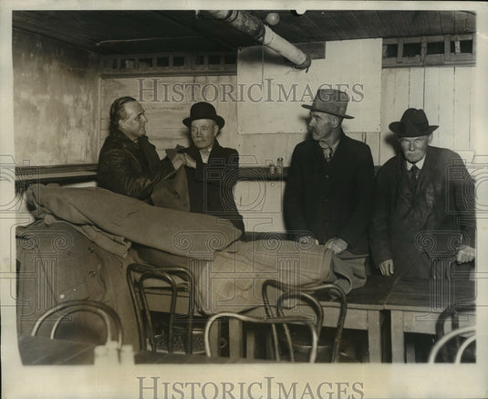 1926 Press Photo New York Urbain Ledoux giving clothing and meal to Jobless NYC - Historic Images