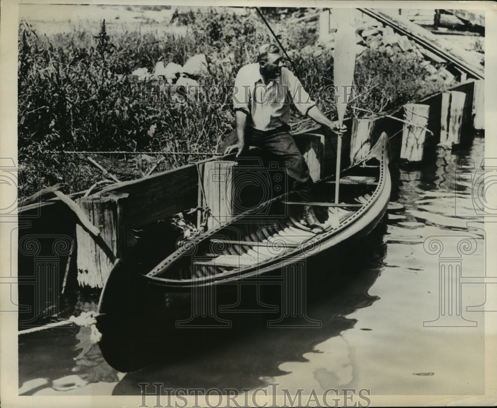 1931 Press Photo New York John Ford Identifies Pirate Canoe Oyster Bay LI NYC-Historic Images