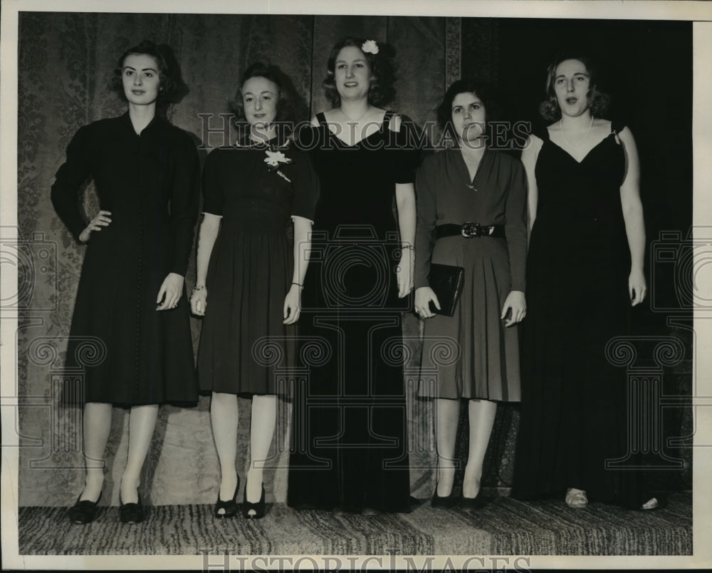 1940 Press Photo New YorkDebutants model for aid of child placing in NYC-Historic Images