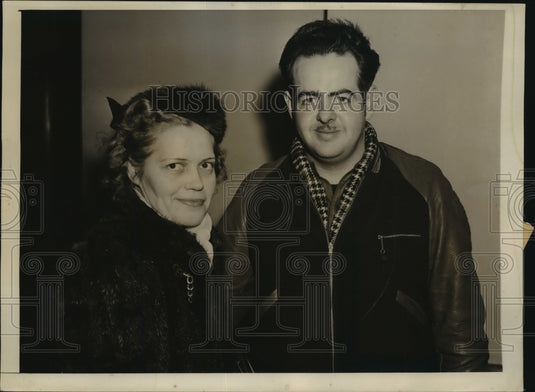 1940 Press Photo NEW YORK COMES WAR COMES LOVE NYC - Historic Images