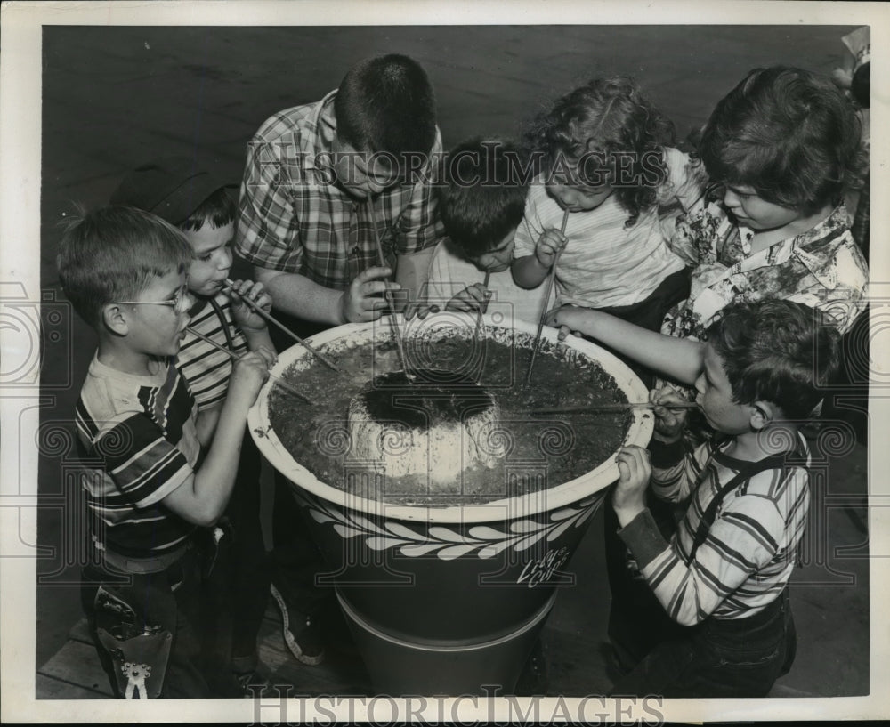 1951 Press Photo New York 100th Anniversary of Invention of Ice Cream at Madison-Historic Images