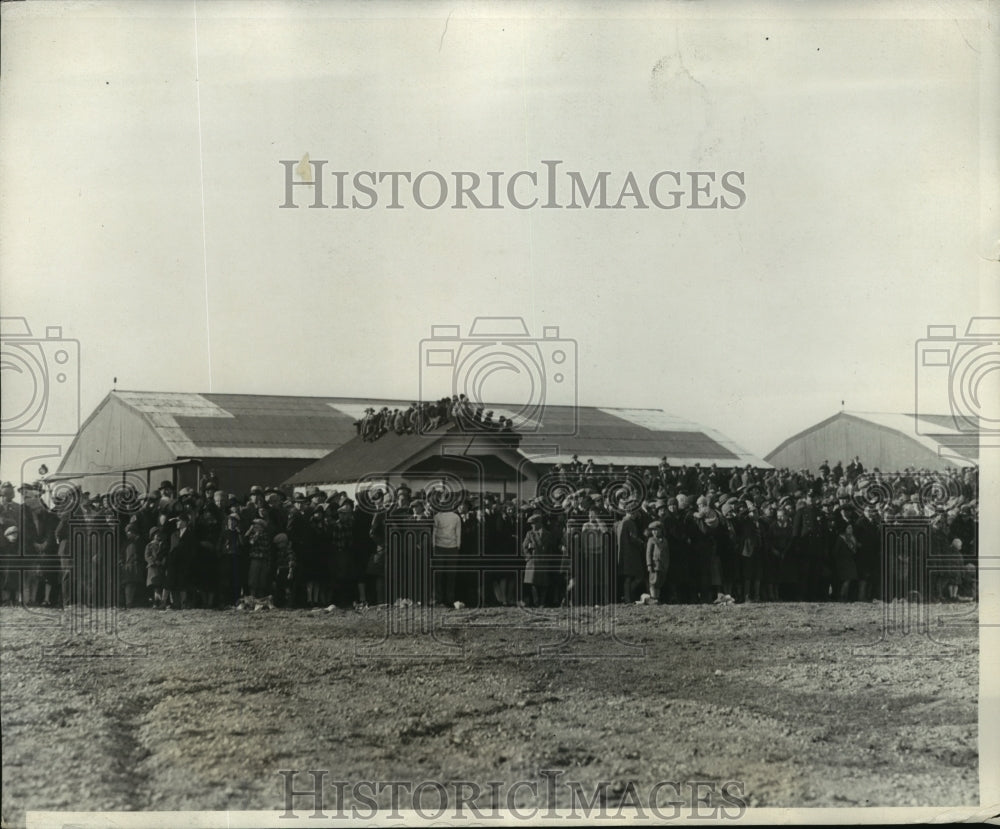 1929 NEW YORK CROWD AWAITS GERMAN FLYERS AT MITCHEL FIELD NYC-Historic Images