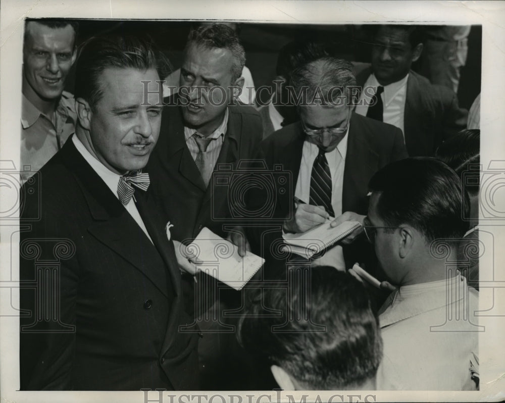 1947 Press Photo New York Elliot Roosevelt talked with reporters at LaGuardia NY - Historic Images