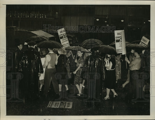 1947 Press Photo New York Brooklyn Trust Comp Employees Strike in Rain NYC - Historic Images