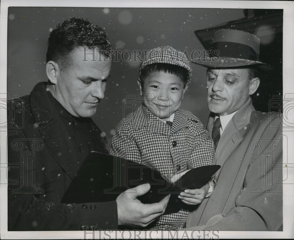 1954 Press Photo New York Navy Vincent Paladino holds his adopted Korea boy, NYC-Historic Images