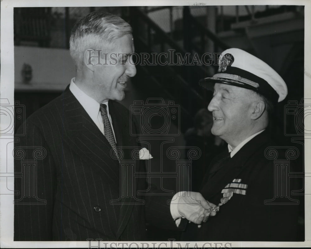 1947 Press Photo New York Sir Francis Evans of Britain &amp; Cmdr TJ Keaane USNR NYC-Historic Images