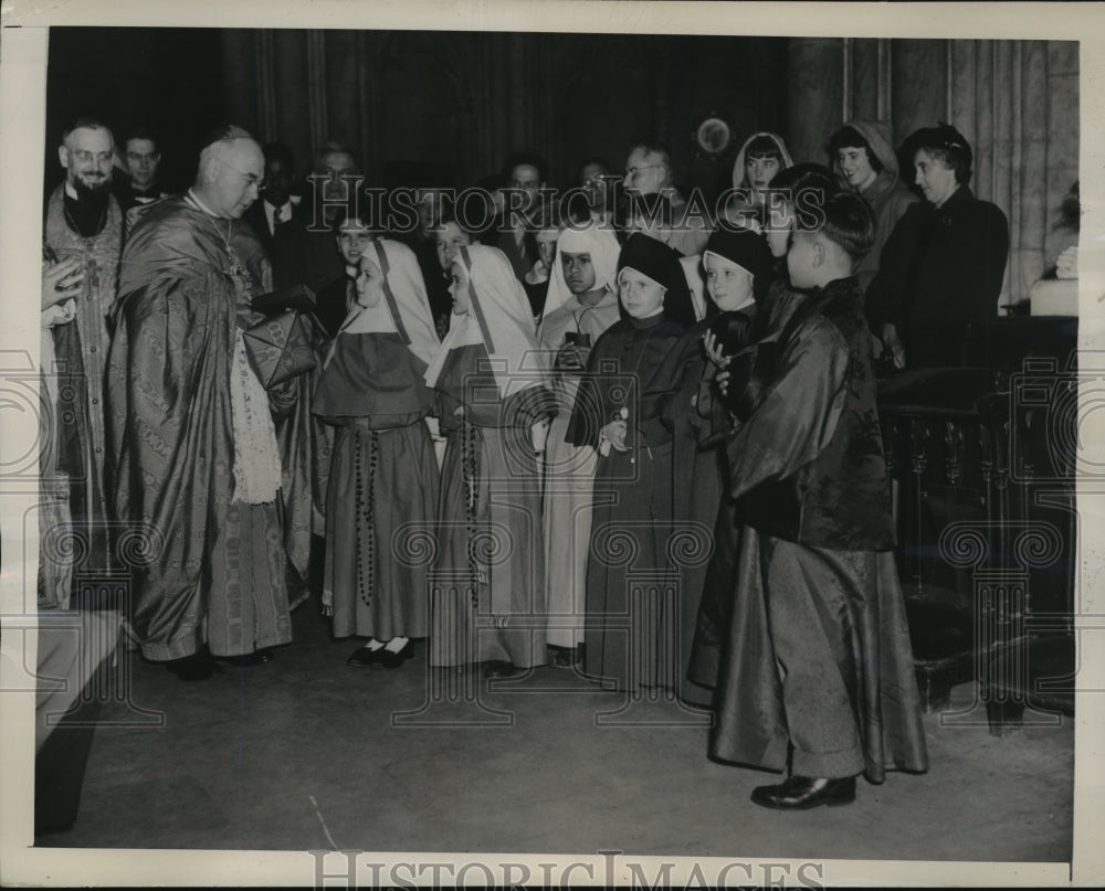 1948 Press Photo New York Francis Cardinal Spellman w/ Children at Vespers NYC - Historic Images