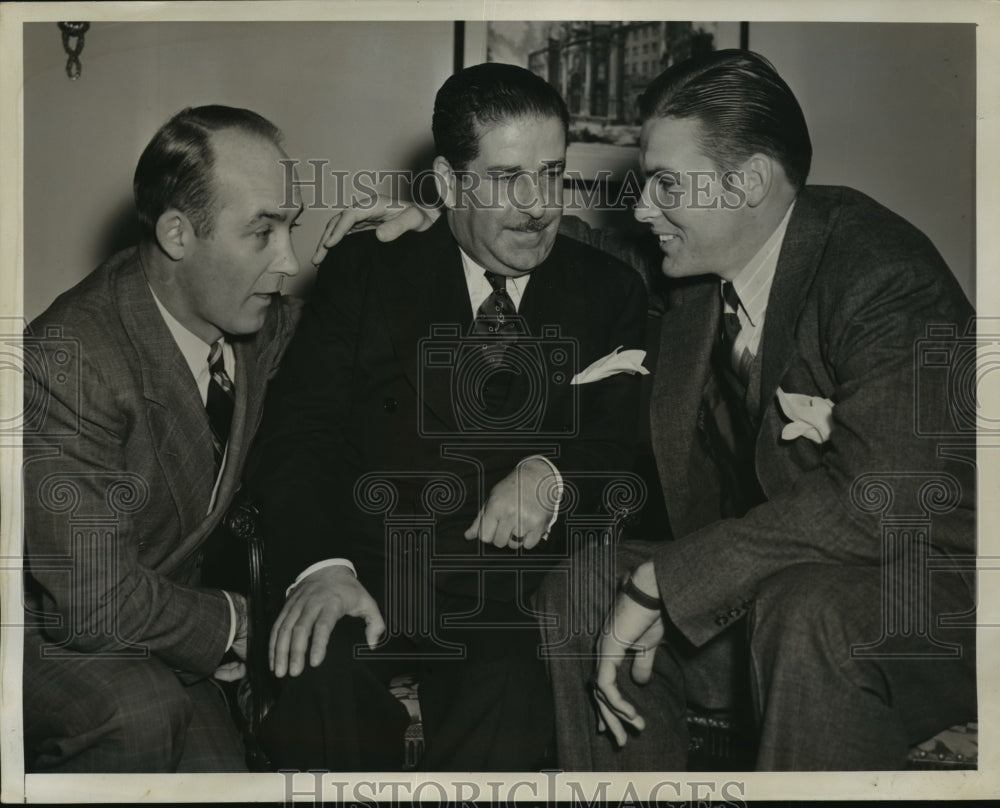 1940 Jack McBridde Douglas Hertz & John Kimbrough chat NYC-Historic Images