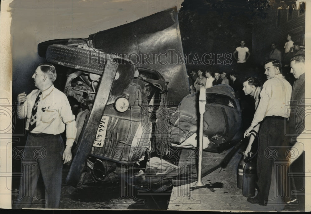 1949 Press Photo New York Truck overturned and hit a car near Hudson River NYC. - Historic Images