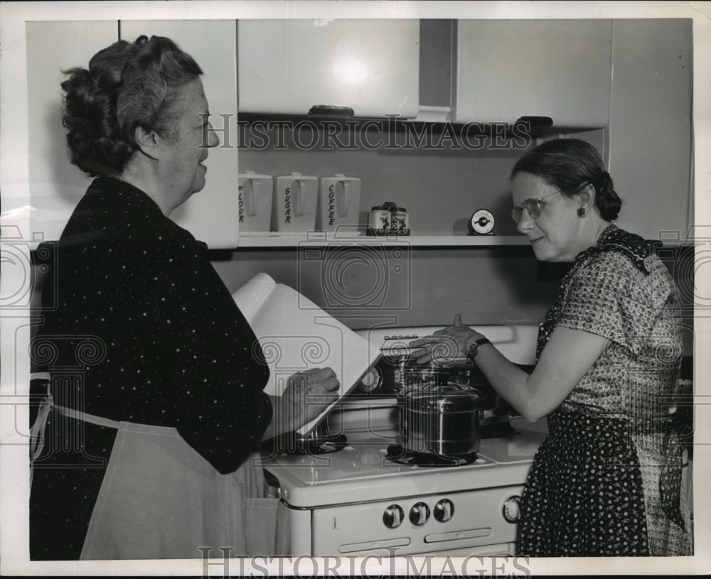 1951 Press Photo New York Association for the Blind Learning to Cook NYC - Historic Images