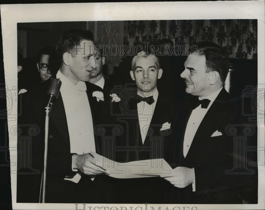 1947 Press Photo New York Thomas E. Dewey awarded by Cornelius Wickersham JR NYC-Historic Images