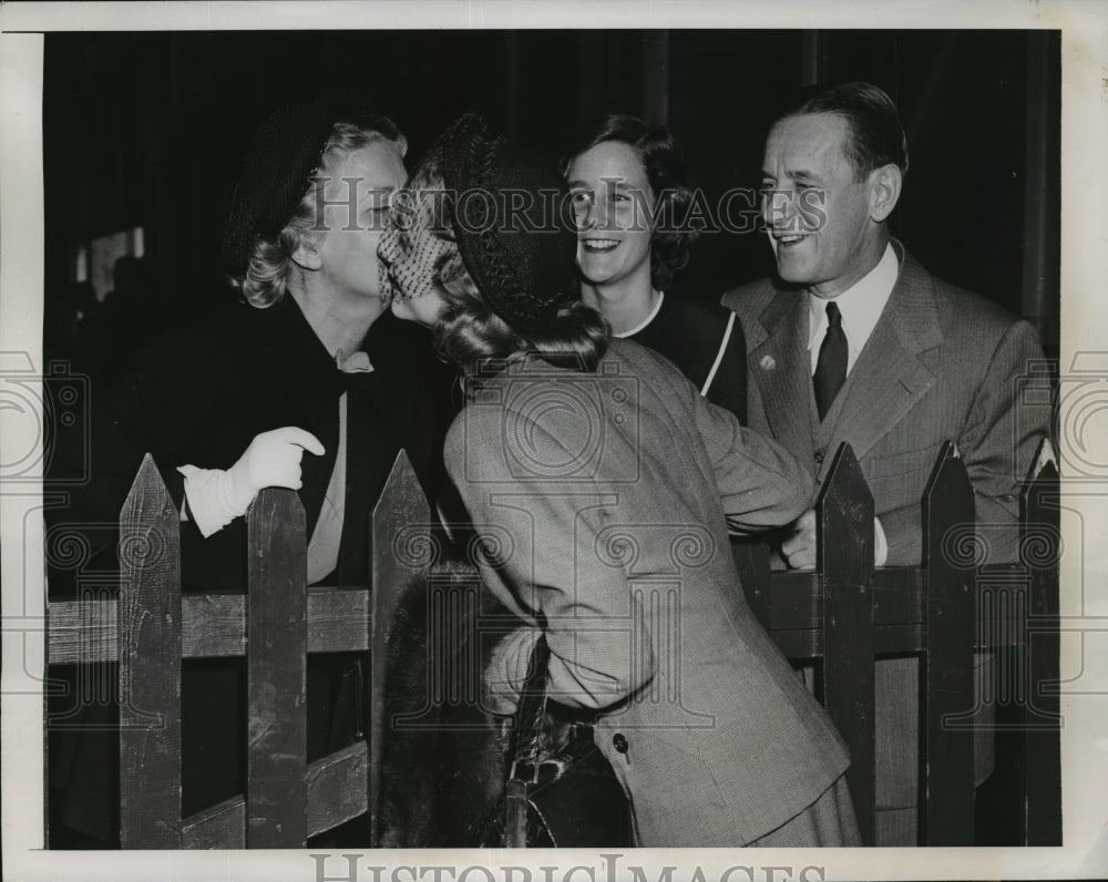 1948 Press Photo New York Elizabeth Fireston Arrives on Queen Elizabeth NYC - Historic Images