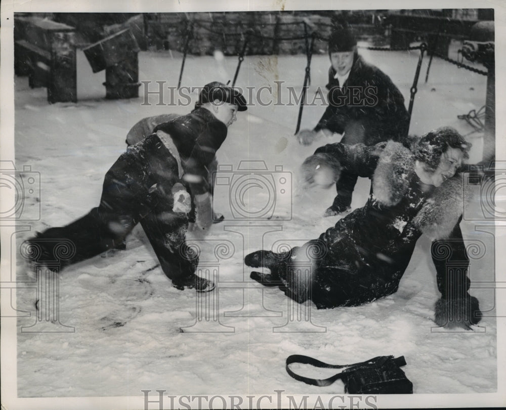 1951 Press Photo New YorkElizabeth Feser in Snowball Fight with Son NYC - Historic Images