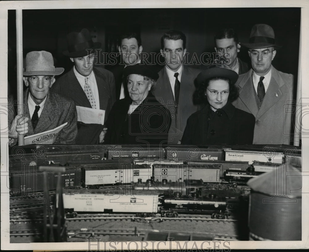 1947 New York National Hobby Show visitors &amp; toy trains in NYC-Historic Images