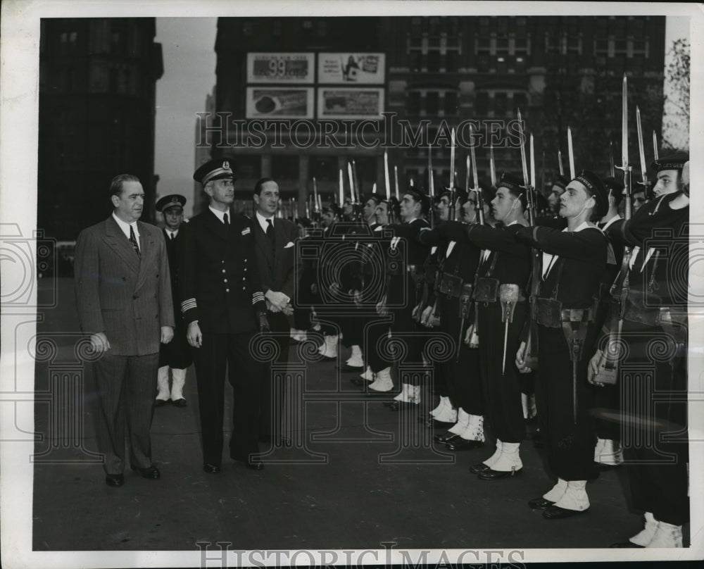 1947 Press Photo New York Mayor O&#39;Dwyer Reviews Crew of French Cruiser NYC-Historic Images