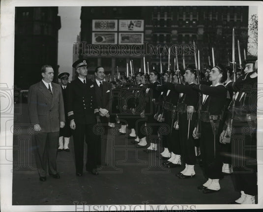 1947 Press Photo New York Mayor O'Dwyer Reviews Crew of French Cruiser NYC-Historic Images