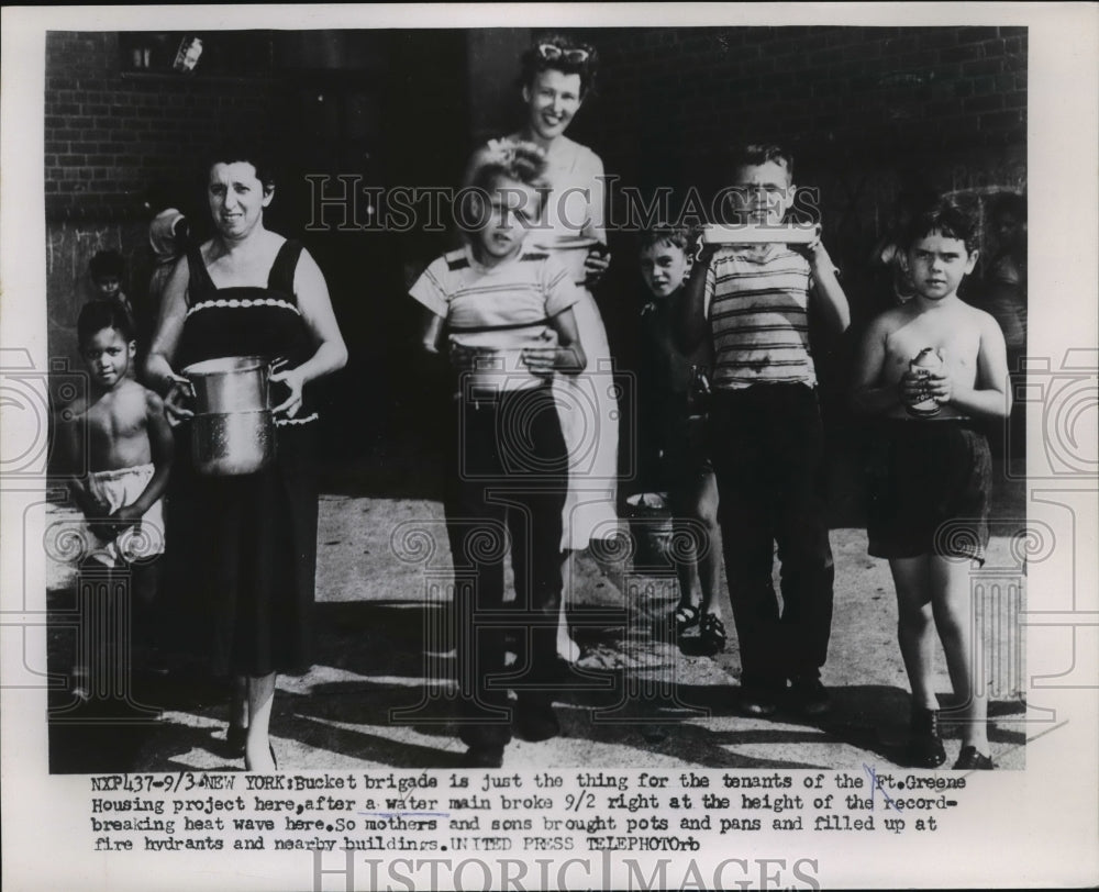 1953 Press Photo New York residents fill buckets with water from hydrants NYC - Historic Images