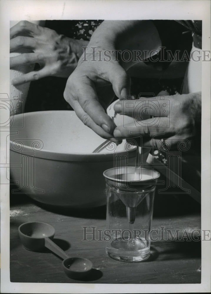 1951 Press Photo Mrs Averill separates yolk from the egg - neny19220-Historic Images