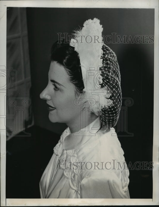 1949 New York Singer Vickee Richards models Leo do Leo hatnet NYC-Historic Images