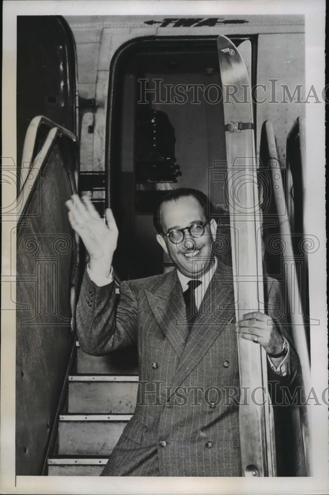 1947 Press Photo New York Fred A. Picard Ski-wear Designer at LaGuardia NYC - Historic Images