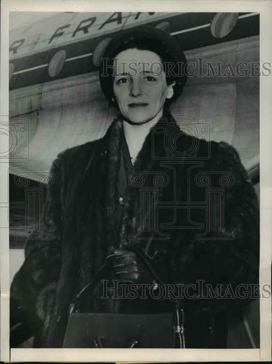 1949 Press Photo New York Eve Curie author and daughter of MMe Curie arrives NYC - Historic Images