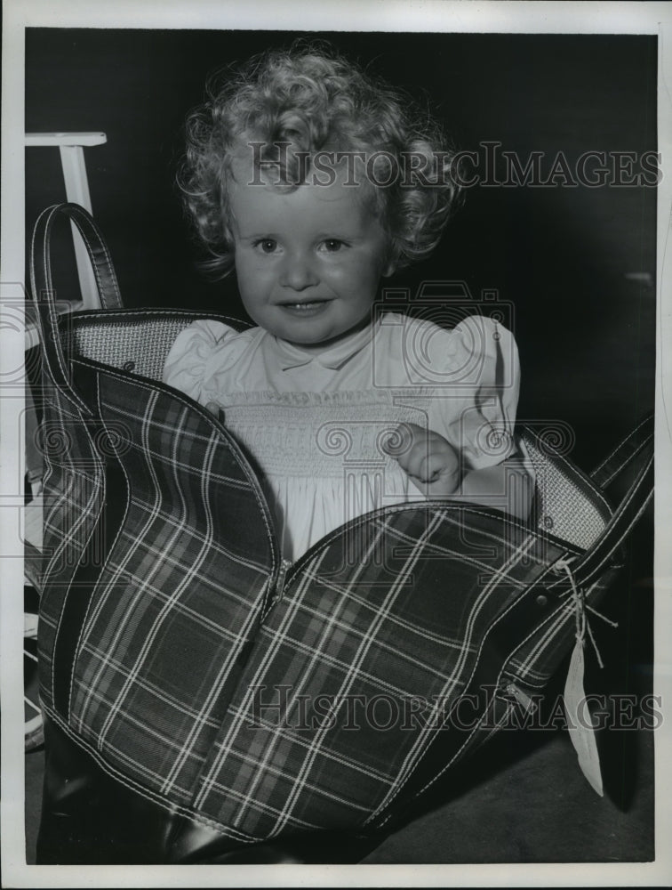 1957 Press Photo New York Isabelle Weare packs herself a bag NYC - Historic Images