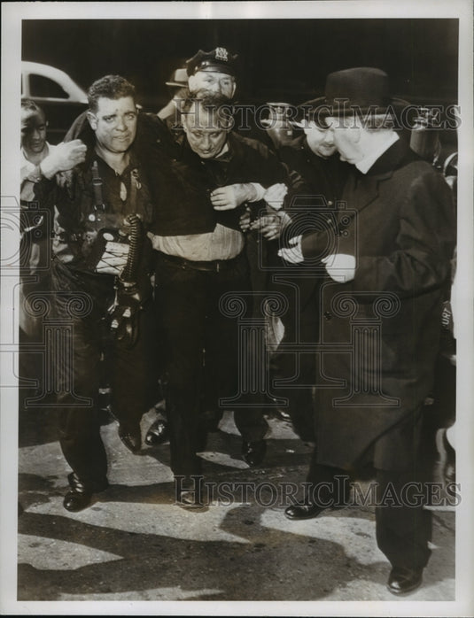 1949 Press Photo NEW YORK FIREMEN OVERCOME BY SMOKE AND FUMES NYC - Historic Images