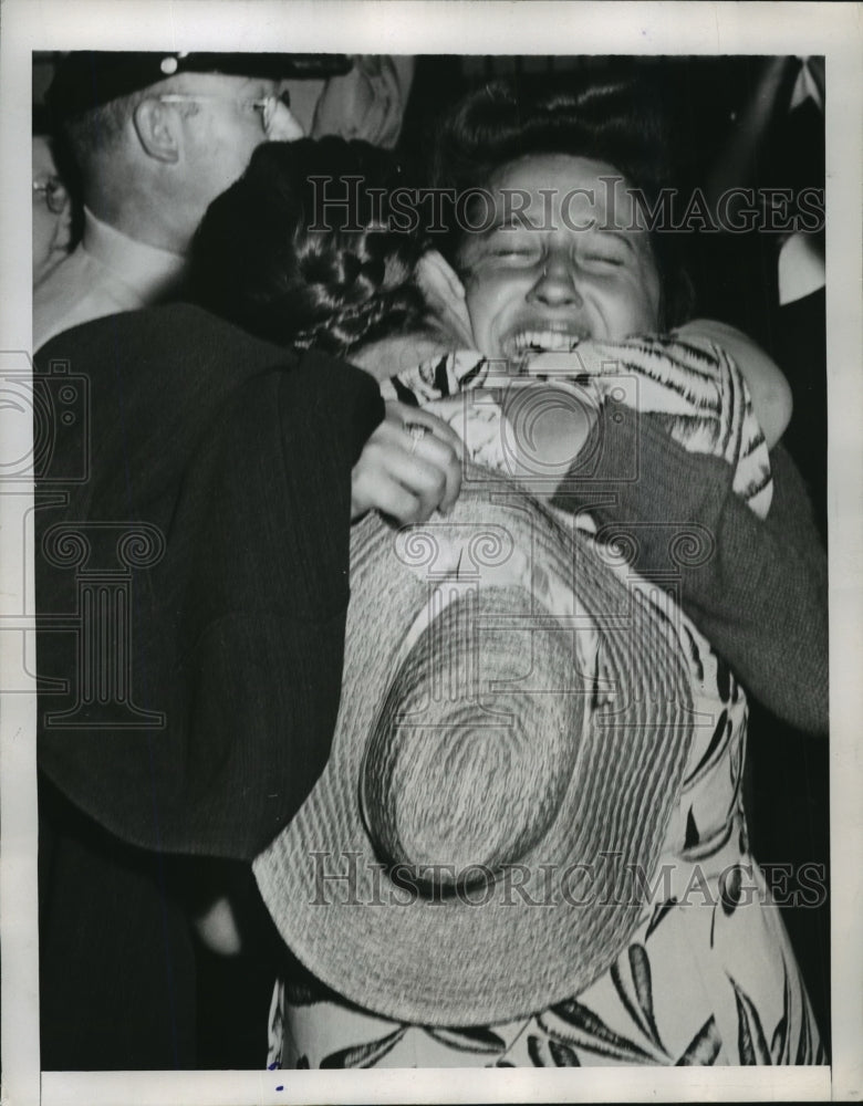 1946 Press Photo New York Mrs Yandle Reunited with Daughter After 14 Years NYC-Historic Images