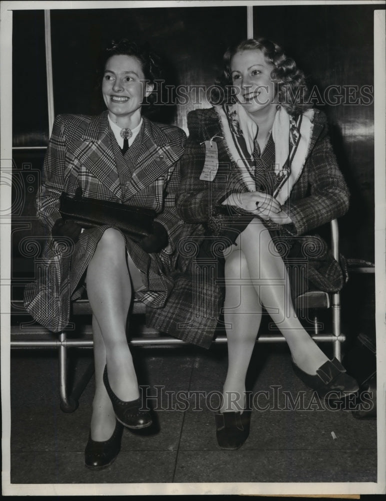 1946 Press Photo New York G.I. Brides Minnesota Bound Arrive on Queen Mary NYC - Historic Images