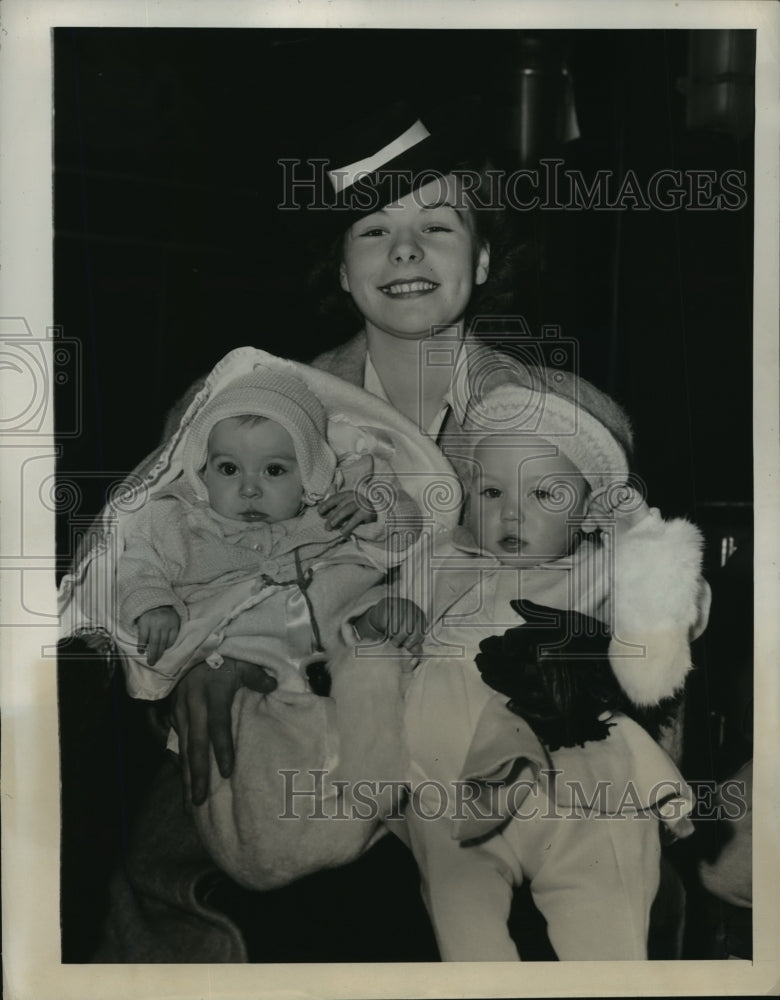 1946 Press Photo New York Philadelphia Bound Mrs. Hilda Irvin and Daughters NYC - Historic Images