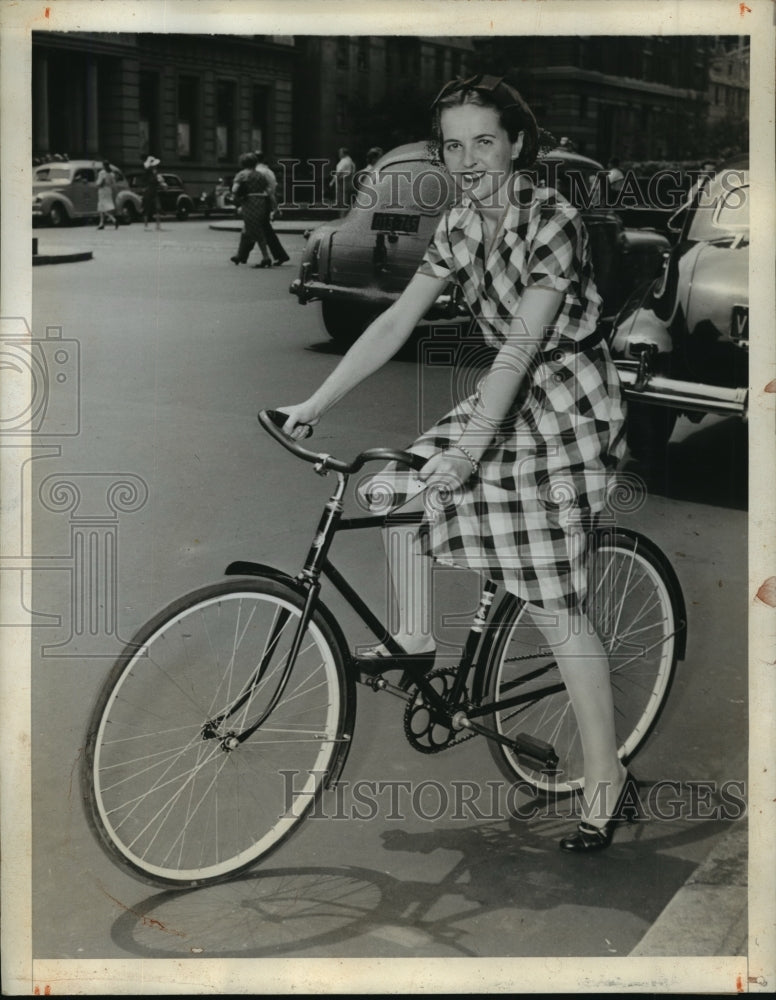 1942 Press Photo Mrs. Louise Gill Macy Chairman for Aid for the Nurses Aides NYC - Historic Images