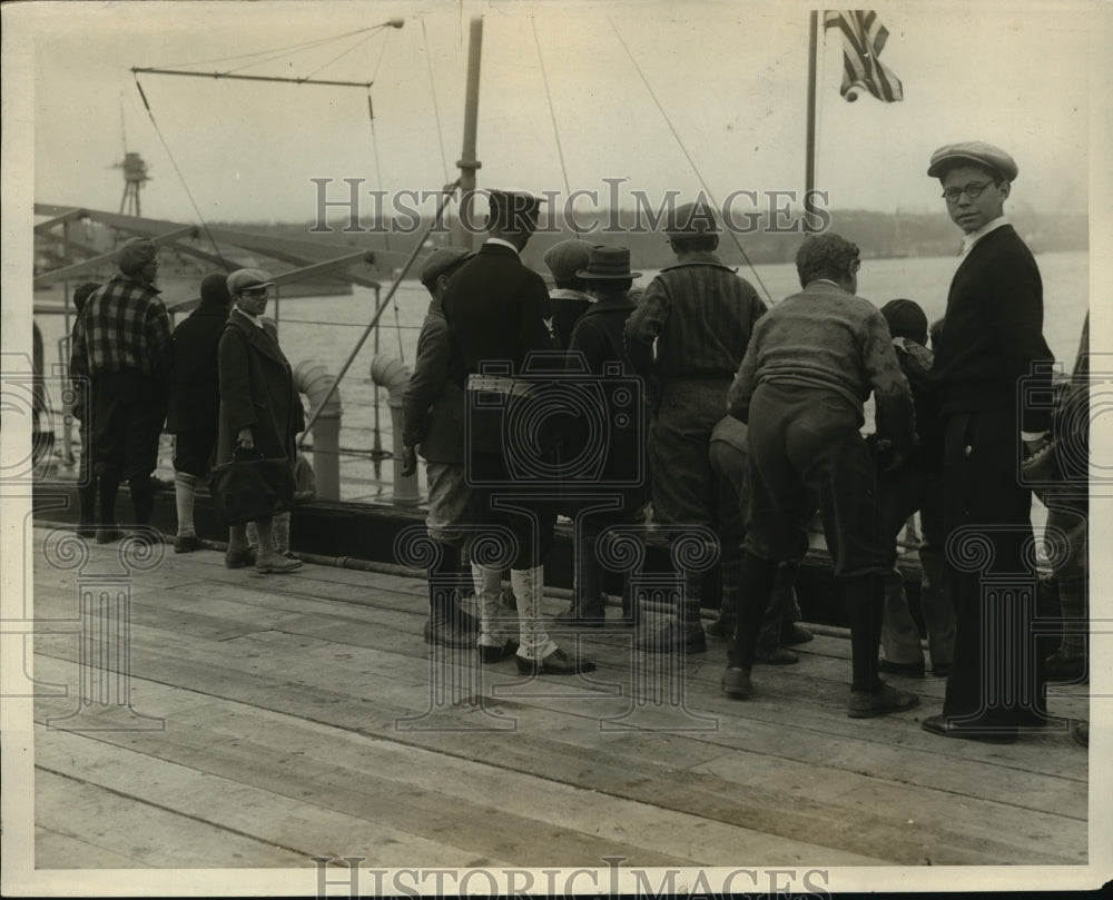 1927 Press Photo New York school boys peek at a destroyer docked in NYC-Historic Images