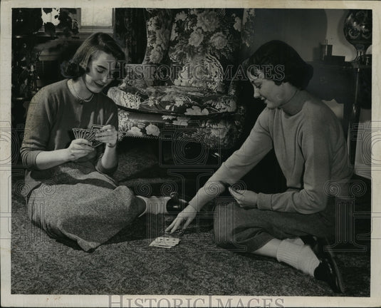1949 Press Photo New york Gail & Pat Ryan play double solitaire NYC - Historic Images