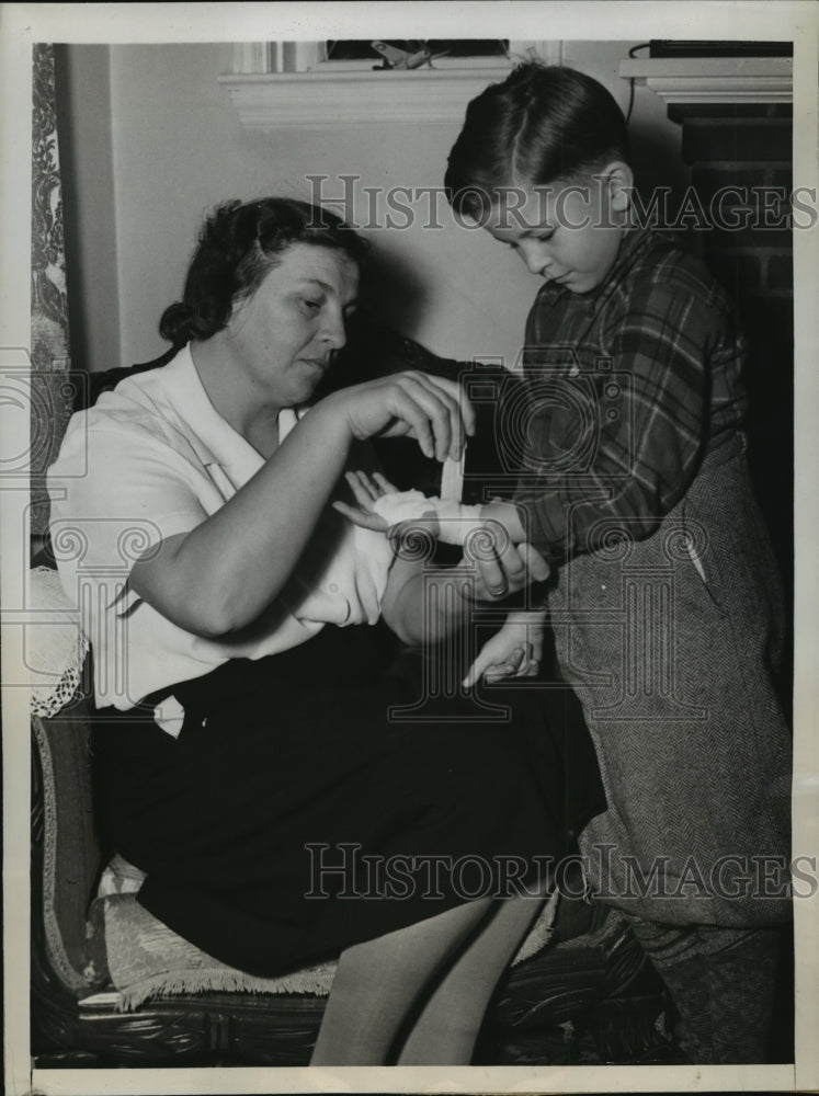 1947 Press Photo New York Marie Martin Bandages Son&#39;s Hand after Dog Attack NYC - Historic Images