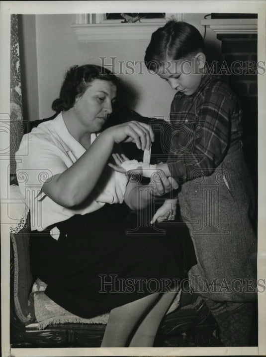 1947 Press Photo New York Marie Martin Bandages Son's Hand after Dog Attack NYC - Historic Images