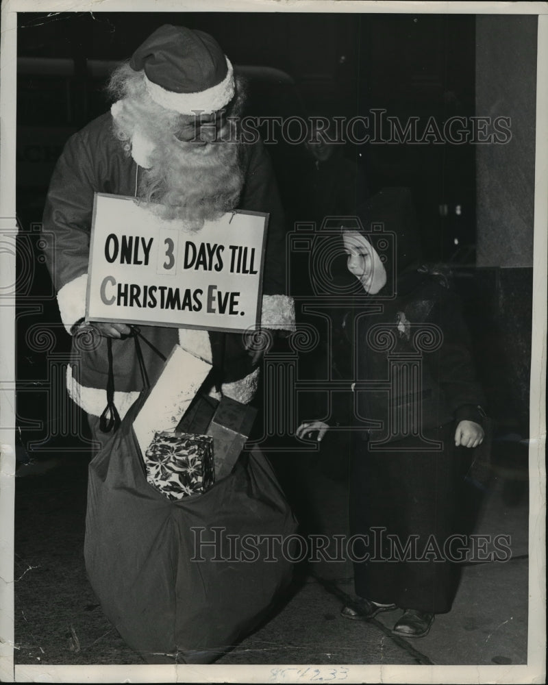 1947 Press Photo New York Girl &amp; Santa Claus advertising Broadway Theater NYC-Historic Images