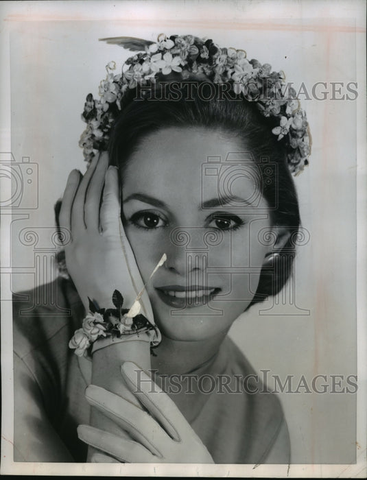 1955 Press Photo New York Floral decorated Pink Leather Gloves NYC - neny20671-Historic Images
