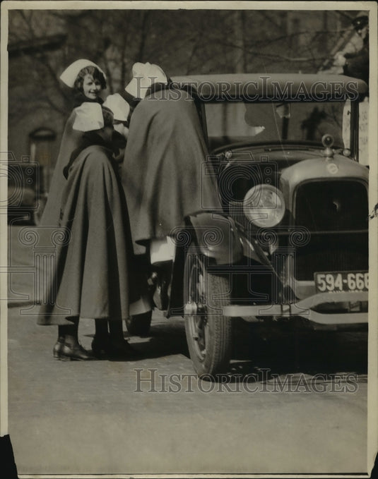 1926 Press Photo New York Nurses Hold Machine of Father Barry of St Patricks NYC-Historic Images