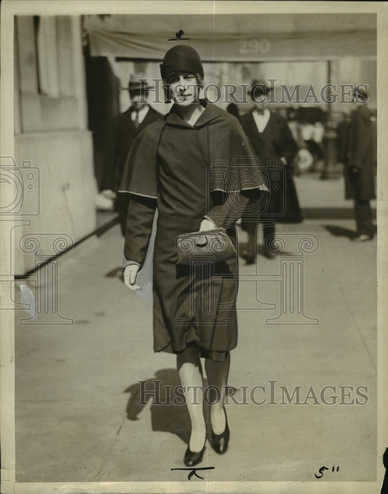 1929 New York Mrs Robert R Powell Walking on Park Avenue NYC-Historic Images
