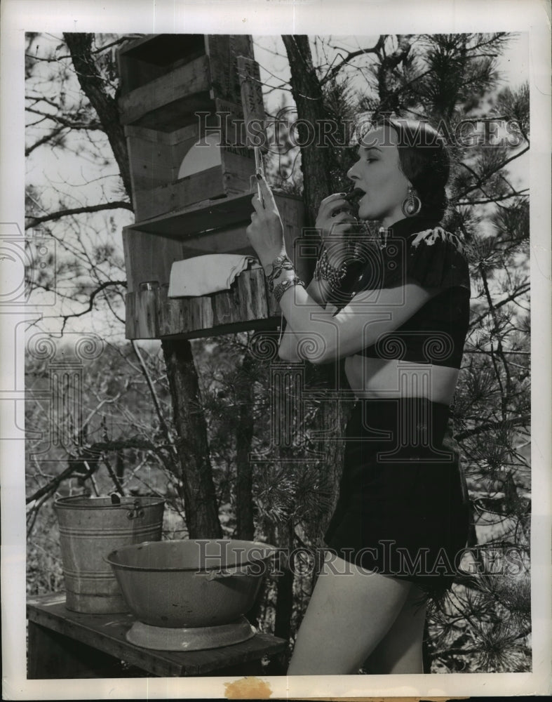 1947 New York Fedora Lincolns enjoys and open Air Vanity NYC-Historic Images