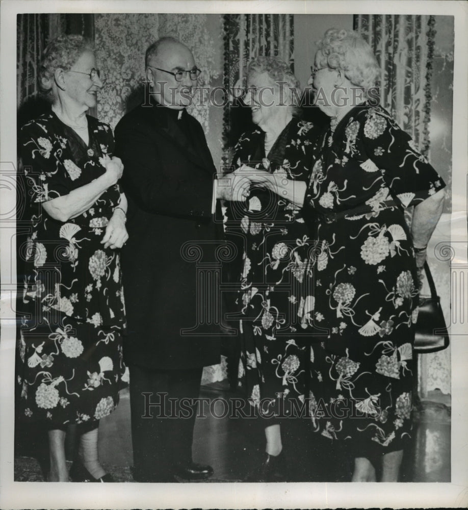 1952 Press Photo New York Francis Cardinal Spellman &amp; Coughlin Sisters NYC-Historic Images