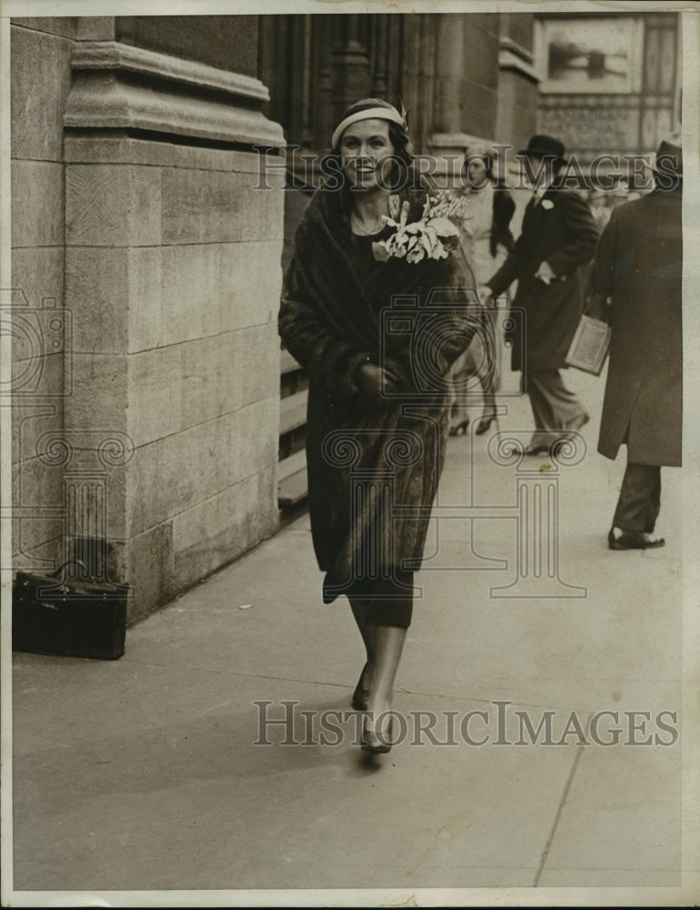 1932 Press Photo NEW YORK MRS R.H. BYRNE ON FIFTH AVENUE NYC - Historic Images