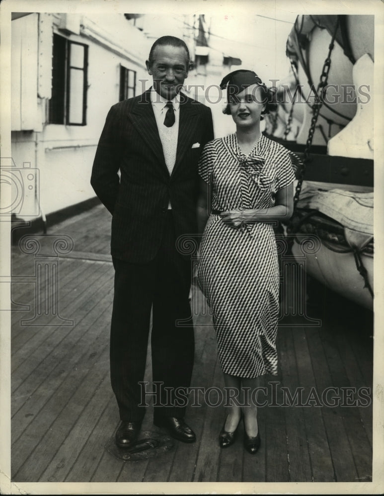 1933 Press Photo NEW YORK PROMINENT CHICAGOAN AND BRIDE ARRIVE FROM EUROPE NYC - Historic Images