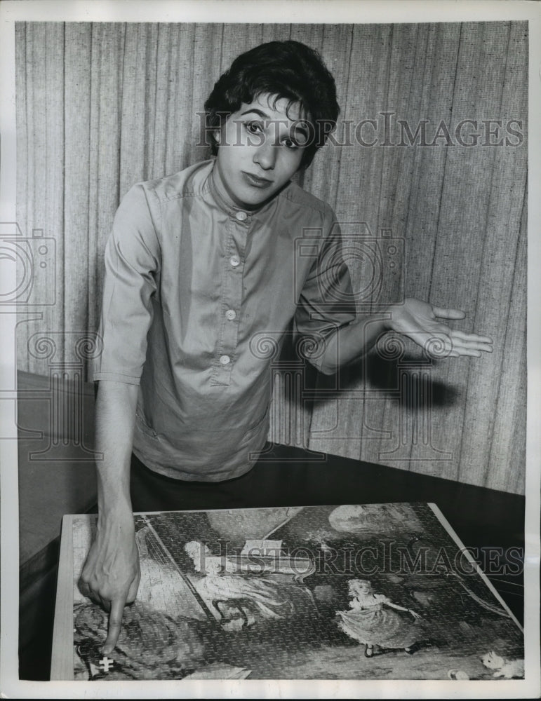 1960 Press Photo Bronx NY Mrs Herb Miller Missing A Piece To Her Puzzle BNY - Historic Images