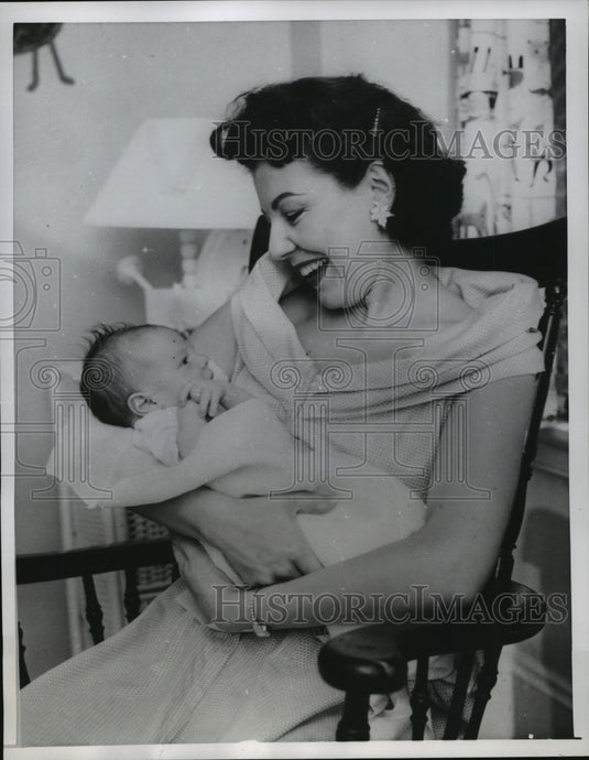 1955 Press Photo New York Soprano Lois Hunt with Newborn Son NYC - Historic Images